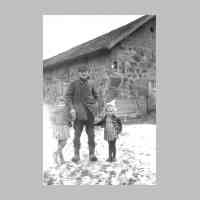 031-0005 Karl Schmidt mit den Enkelkindern Giesela und Rosemarie Wisboreit auf dem Hof in Gross Ponnau.jpg